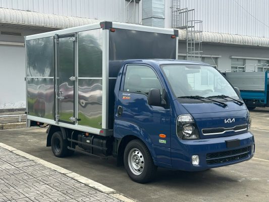 Kích thước thùng: 3.200 x 1.670 x 1.830 mm