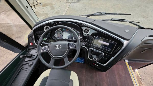 Khoang lái rộng với đầy đủ tiện nghi