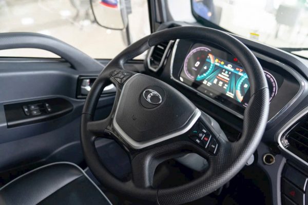 Đồng hồ taplo dạng full LED, vô lăng tích hợp nút bấm